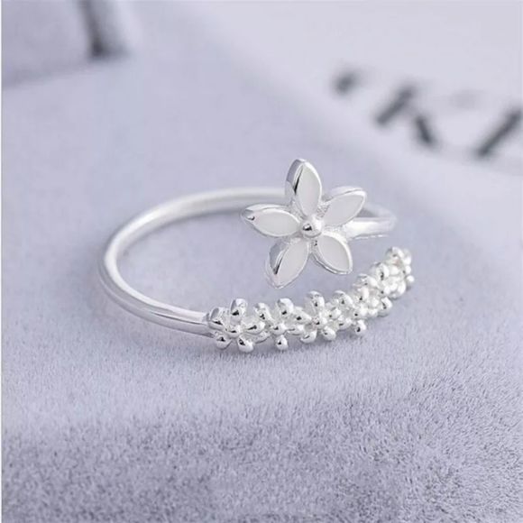 Jewelry - 🌸 NEW! Simple flower fashion ring